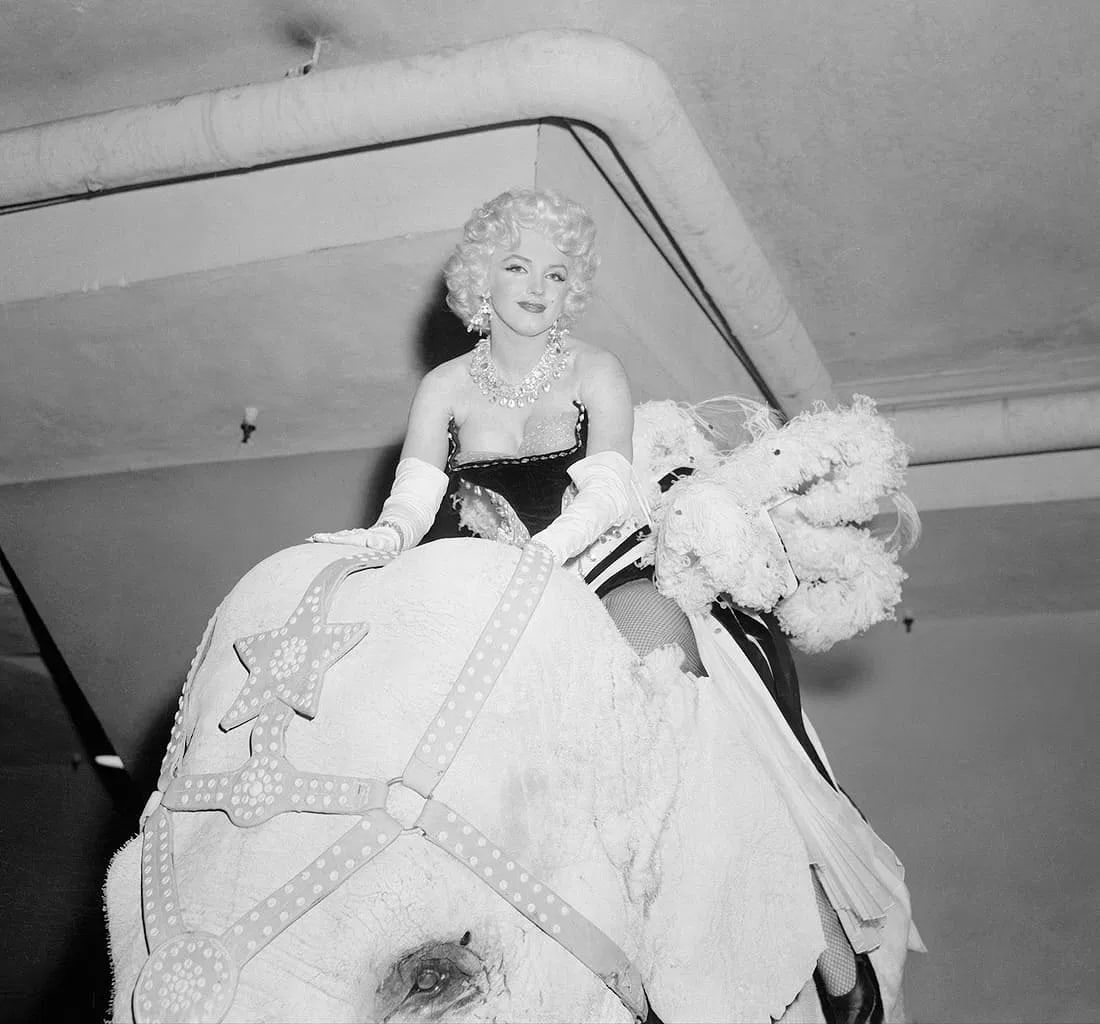 MARILYN MONROE (AMERICAN) PRINT ON PAPER: Marilyn Monroe (American) Print on Paper.