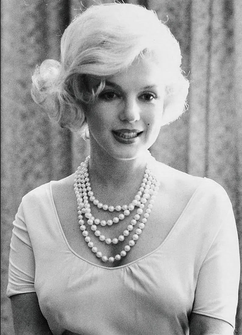 MANFRED KREINER MARILYN MONROE (AMERICAN) PRINT ON PAPER: Manfred Kreiner Marilyn Monroe (American) Print on Paper.