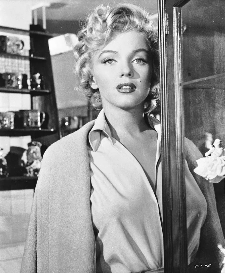 MARILYN MONROE (AMERICAN) PRINT ON PAPER: Marilyn Monroe (American) Print on Paper.