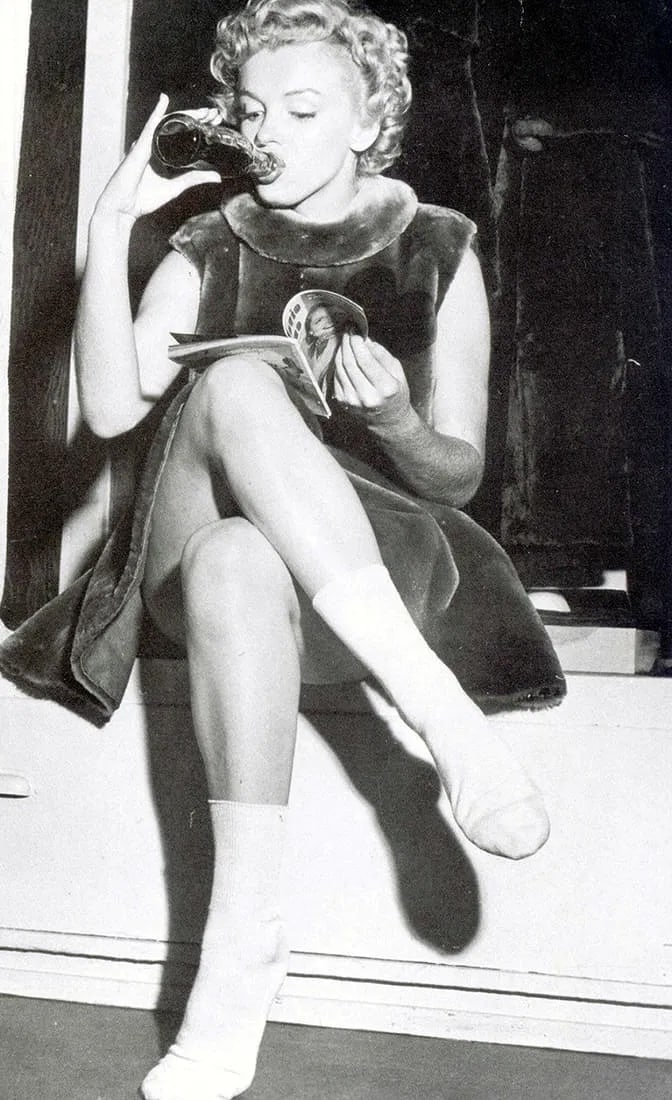 FRANK POWOLNY MARILYN MONROE (AMERICAN) PRINT ON PAPER: Frank Powolny Marilyn Monroe (American) Print on Paper.