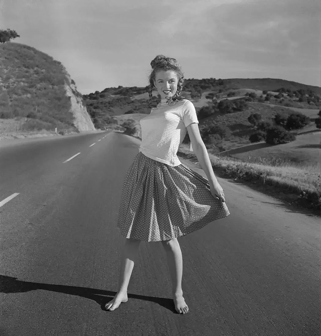 MARILYN MONROE (AMERICAN) PRINT ON PAPER: Marilyn Monroe (American) Print on Paper.