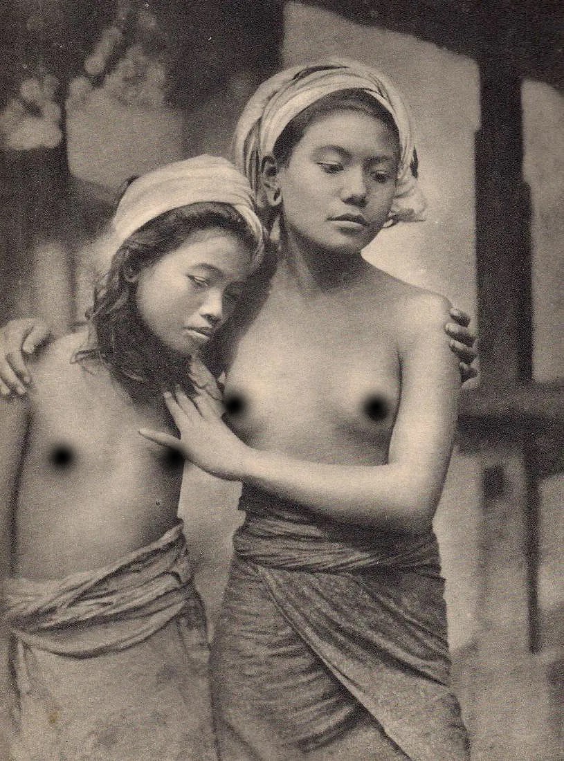 E.O. HOPPE (BRITISH) PRINT ON PAPER: E.O. Hoppe (British) Print on Paper. Balinaises. Printed in France in 1939. Measures 7.00 x 9.00 inches. Gravure.