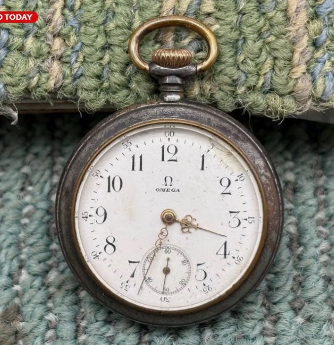 Antique Omega Montre Pocket Watch – Working – White Dial Open Face: Antique Omega Montre pocket watch with classic open-face design and white dial. This timepiece features black Arabic numerals, a sub-seconds dial at 6 o’clock, and ornate hands. Marked Omega on the