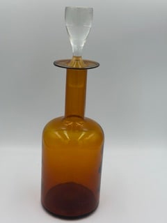 Holmegaard Amber Gulvase Decanter by Otto Brauer, Danish Mid-Century Modern: Iconic mid-century modern Holmegaard “Gulvase” in rich amber glass, designed by Otto Brauer and produced in Denmark during the 1960s. This example features the classic bottle form with a cylin