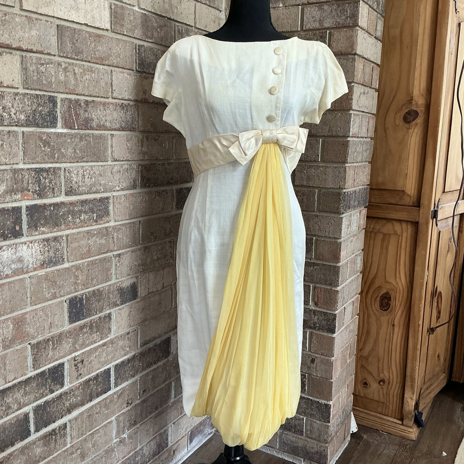 Vintage 1960s Ivory & Yellow Bow Accent Dress – Mod Cocktail / Party Dress (1 of 9)