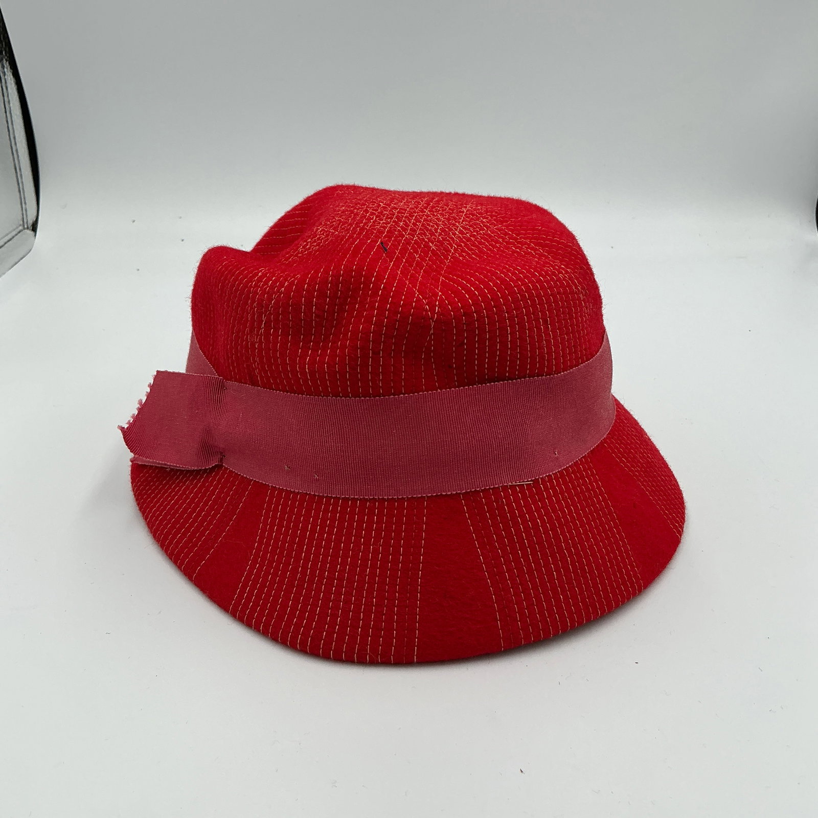 Vintage Clover Lane Red Felt Cloche Hat Pink Ribbon Trim 1950s–60s: Charming vintage red felt cloche-style hat by Clover Lane, featuring a soft, structured crown and short downturned brim. The design is accented with a dusty rose grosgrain ribbon band tied at the side