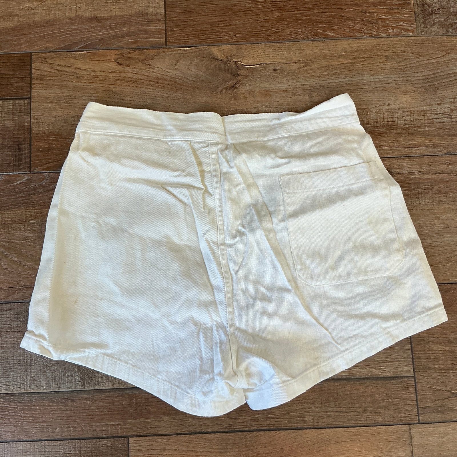 Vintage High Waisted White Shorts Belted Chino Cotton Retro Summer 70s 80s: Classic vintage high-waisted shorts in a crisp white cotton twill with built-in belt detail.Features a flattering high-rise fit with structured waistband and front pockets.Perfect for summer styling,