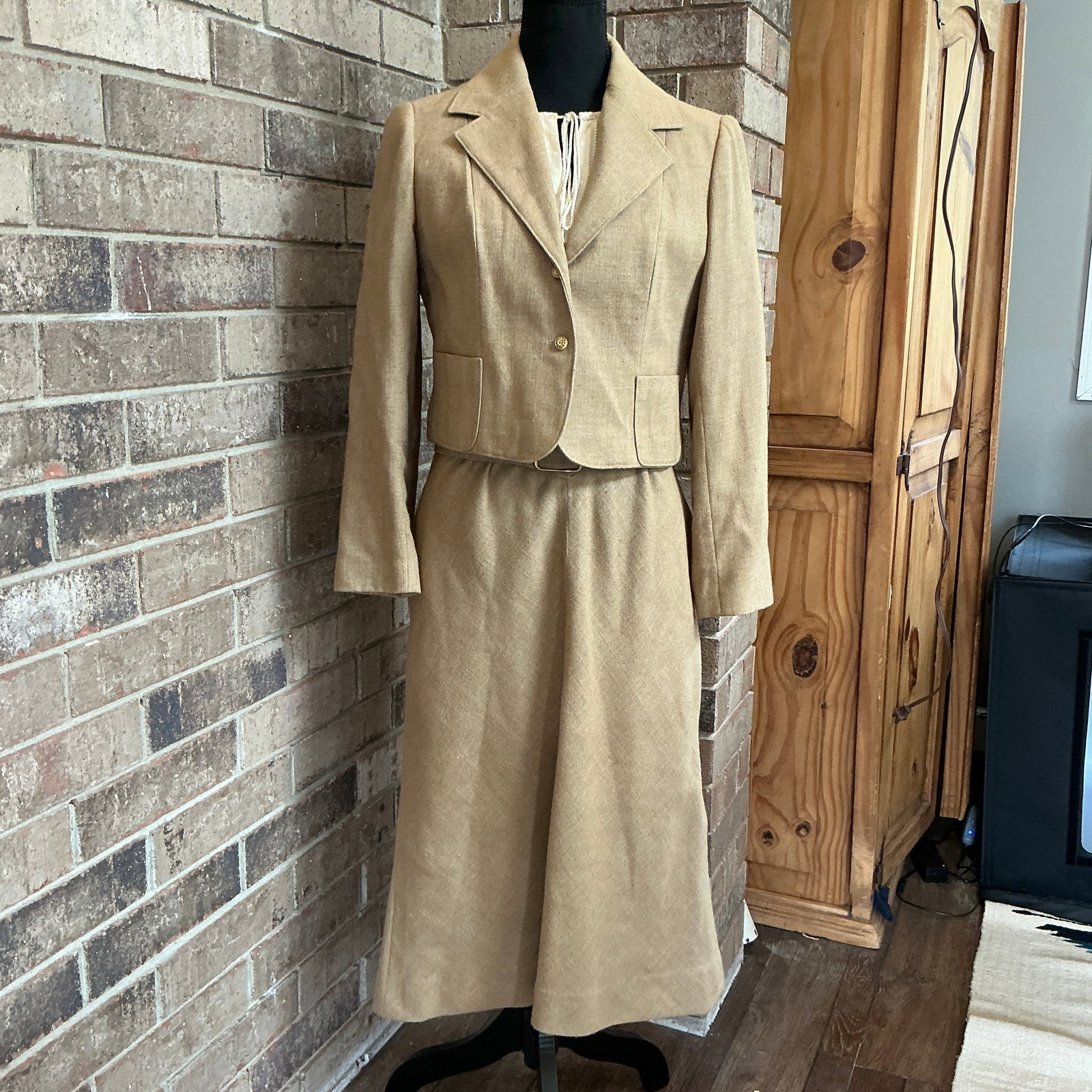 Vintage Villero by Gerardo Liscano Linen Suit Set – 2 Piece Jacket & Skirt – ILGWU: Elegant vintage Villero by Gerardo Liscano 2-piece suit set in a warm neutral tan.Brand: Villero by Gerardo LiscanoMade in USA (ILGWU union label)Size: 10Fabric: Linen (textured weave exterior, lined)