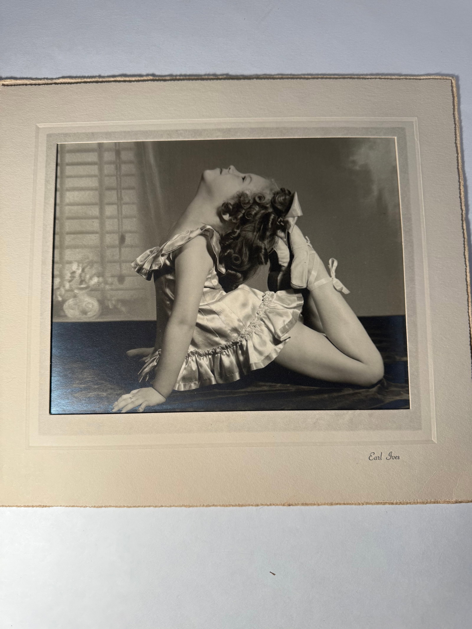 Vintage Earl Ives Photograph – Glamour / Pin-Up Style Studio Portrait of Woman (1 of 3)