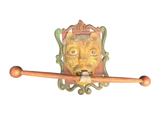 Vintage Carved Black Forest Style Cat Wall Mount Towel Rod Holder Folk Art: Vintage carved wooden wall-mounted towel or textile holder featuring a whimsical Black Forest style cat or feline face with expressive hand-carved details and protruding tongue gripping a wooden dowel