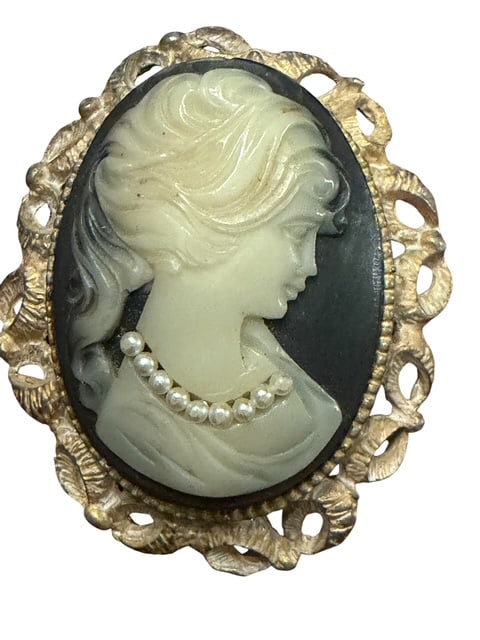 1928 Jewelry Co. Cameo Brooch Pendant with Faux Pearl Necklace: Vintage costume jewelry cameo brooch/pendant by 1928 Jewelry Company, featuring an elegant ivory-tone lady's profile against a black background. The cameo depicts a classical female bust wearing a fau
