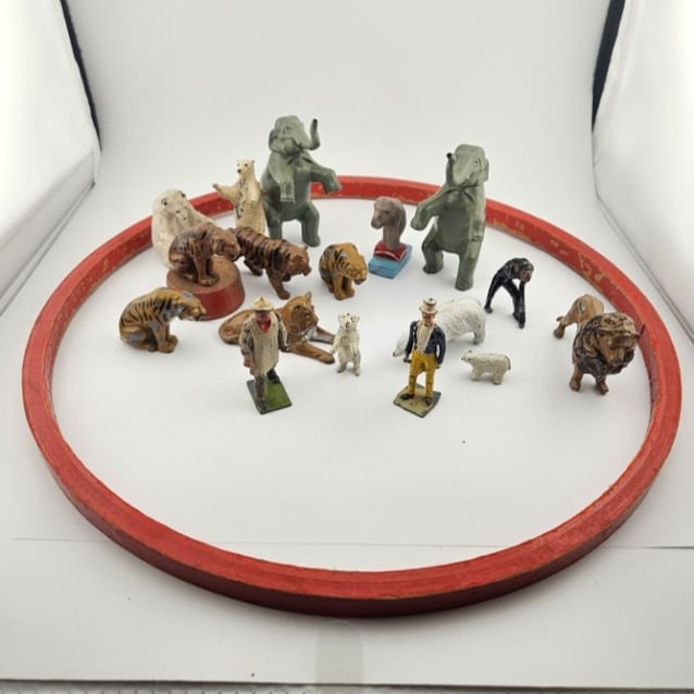 Antique Circus Ring w/ Trainers and Animals. (1 of 7)