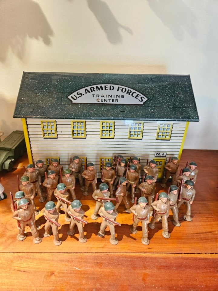 Marx US Training Center Building w/ a Platoon of Cast Metal Soldiers. (1 of 6)