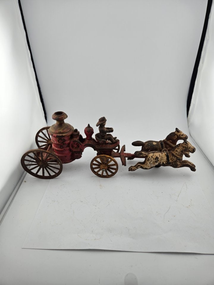 Antique Cast Iron Fire Department Pumper. (1 of 8)