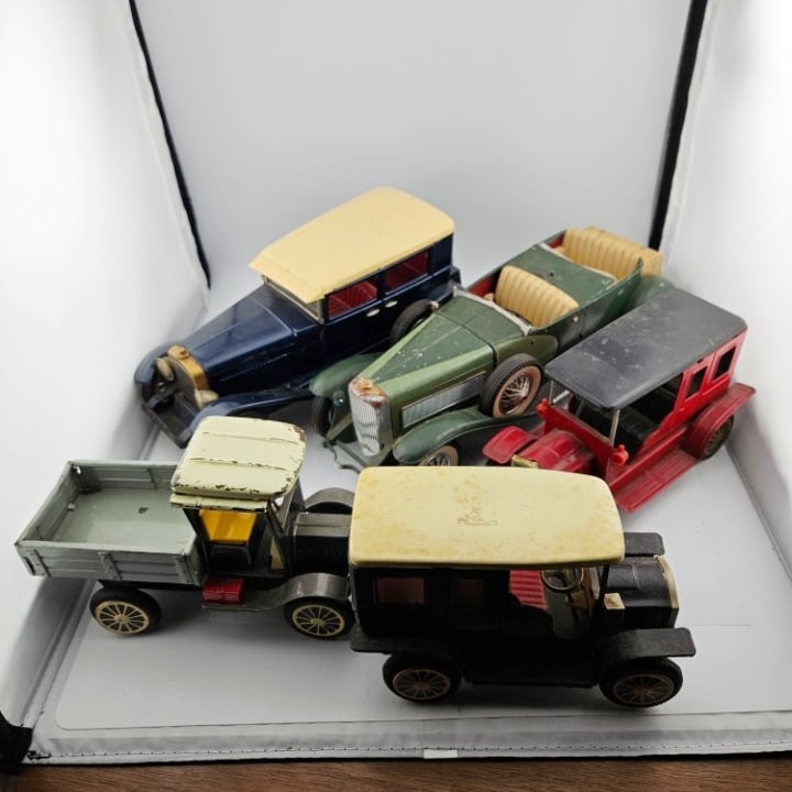Group of Lighter Weight Metal Cars. (1 of 12)