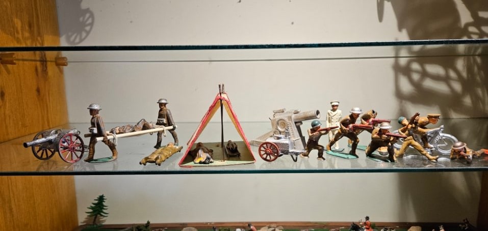 English WW-I Soldiers & Weapons. (1 of 11)