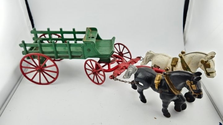 Kenton Cast Iron Stake Wagon. (1 of 6)