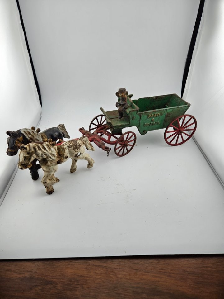 Vintage Kenton Cast Iron Horse Drawn Sand and Gravel Wagon. (1 of 9)