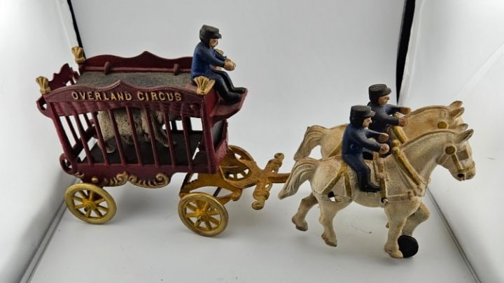 Vintage Kenton Overland Cast Iron Horsedrawn Circus Wagon w/ Creature. (1 of 7)
