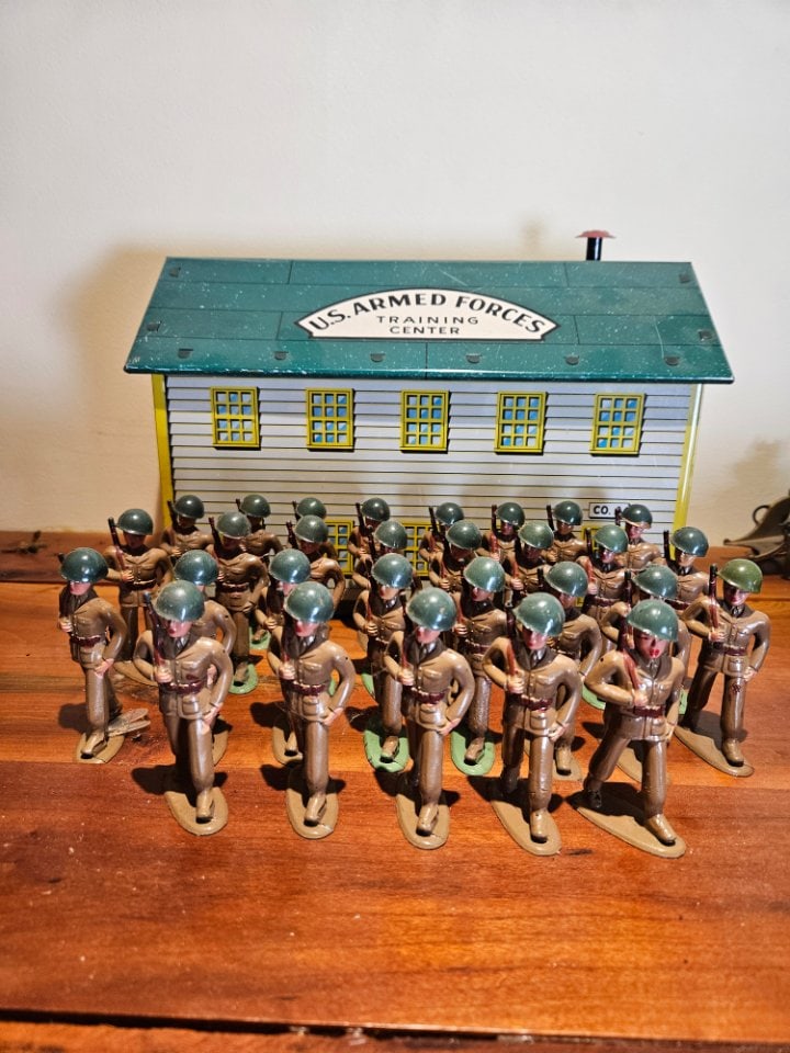 US Armed Forces Training Center w/ 29 Metal Army Infantrymen. (1 of 6)