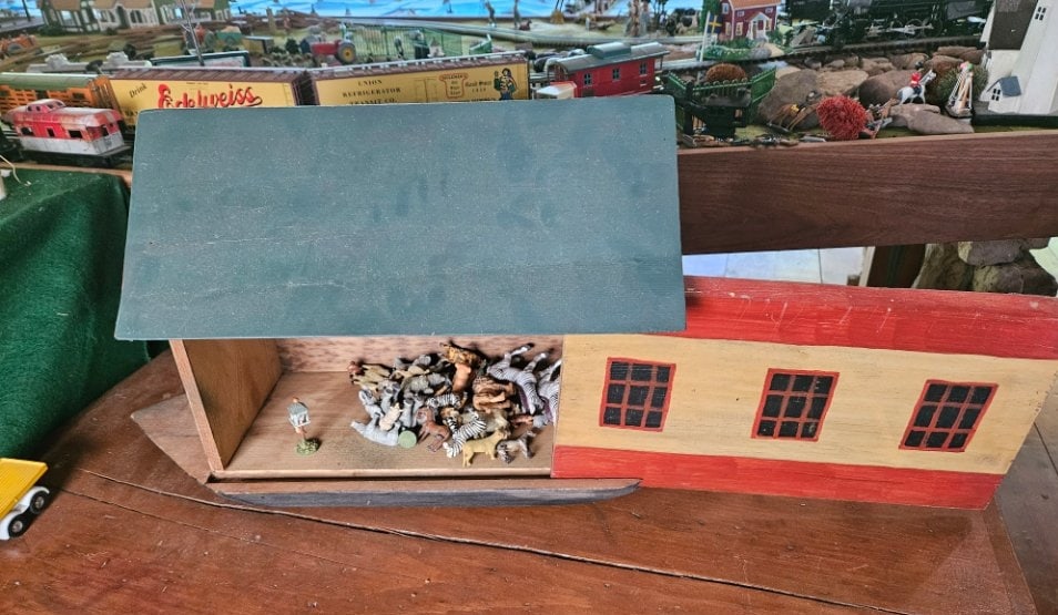 Adorable Handmade Noah's Ark. (1 of 5)