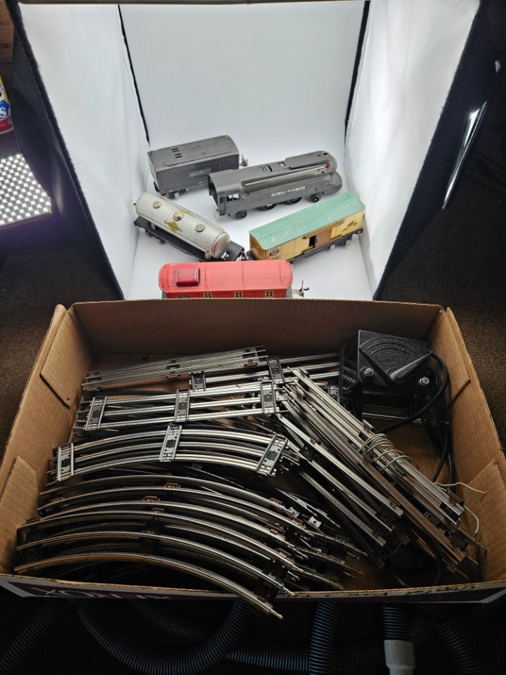 Vintage Lionel O-Gauge Train Set (1 of 8)
