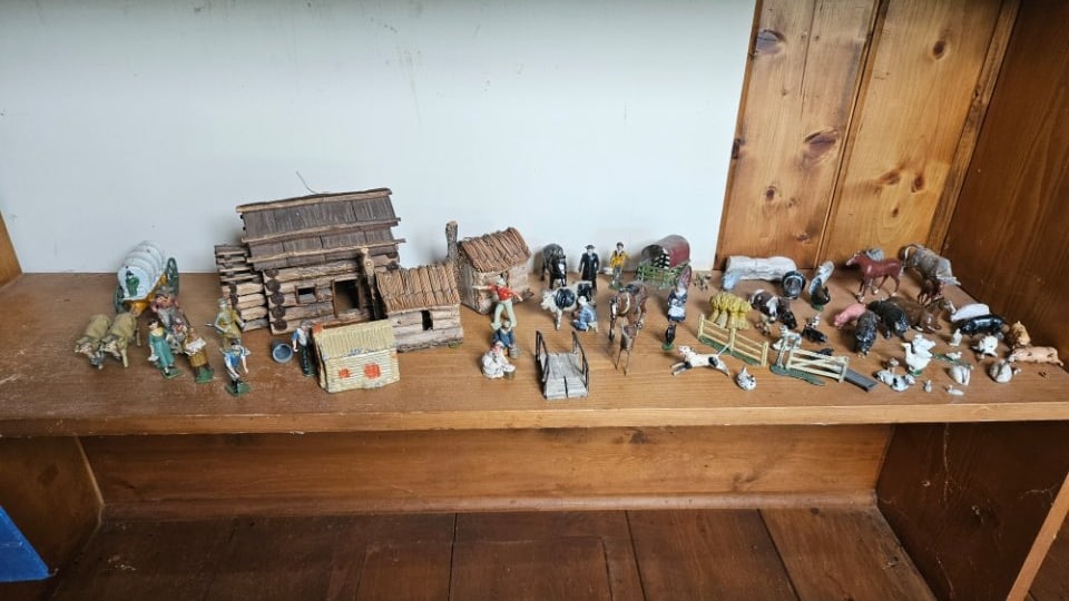 Frontierland House and Toys (1 of 10)
