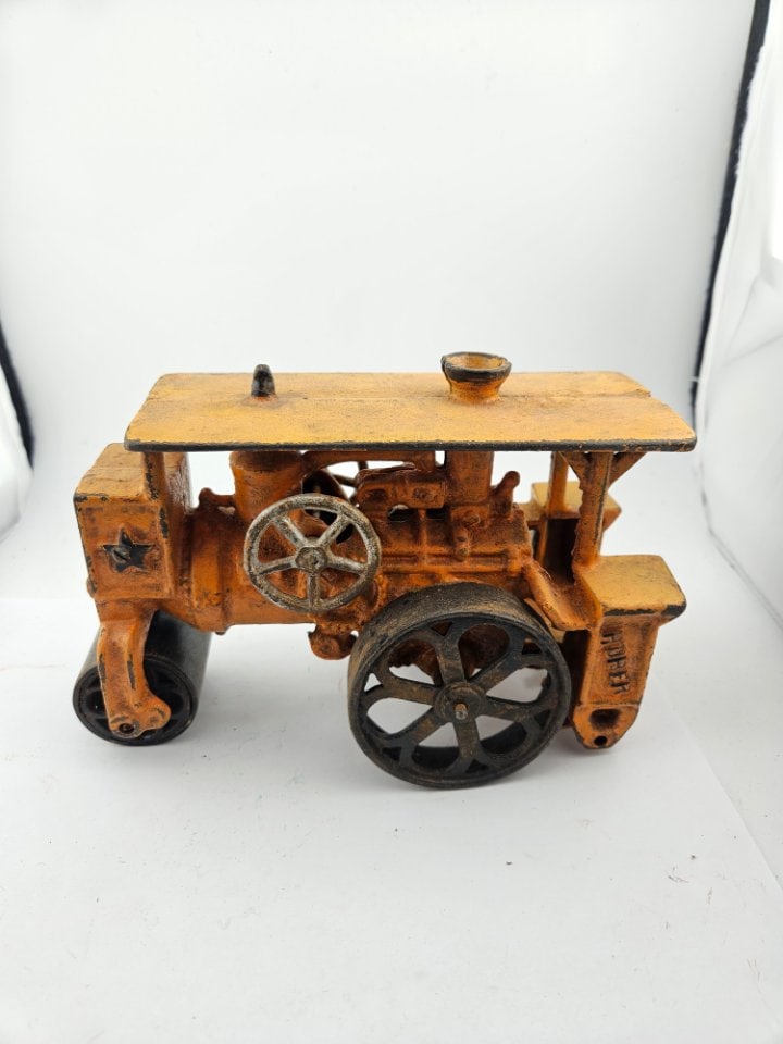 Old Cast Iron Steam Power Roller by Huber: Old Cast Iron Steam Power Roller by Huber. Good condition with all the wheels and only minor wear to paint.