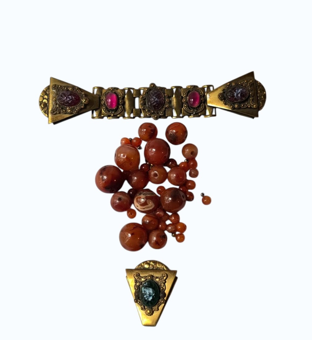 Set Of Graduated Chinese Carnelian Beads And Costume Pieces: Set Of Graduated Carnelian Beads And Costumer Pieces. See Pics. Measures 4" X 4" X 4" ( For Shipping Purposes). All items must be retrieved or shipped within 15 days of auction end. Items remaining in