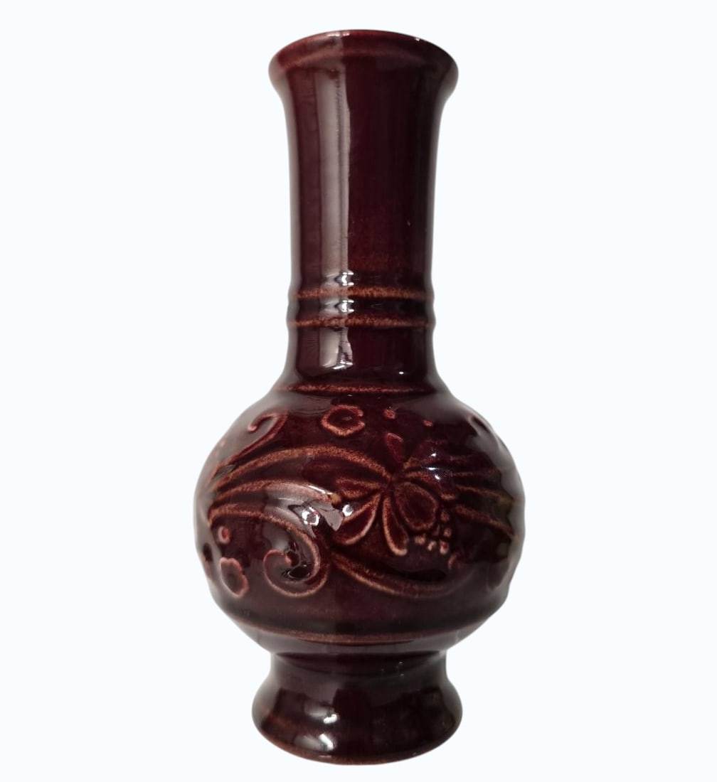 A Fine Rookwood Pottery Vase #2990 Kataro Shirayamadani Pomegranate Color / Oxblood: A Fine 1950 Rookwood Pottery Vase #2990 Kataro Shirayamadani Pomegranate Color / Oxblood. Measures 6.5" X 4.5". Items remaining in our possession after this time will be subject to forfeit or storage 