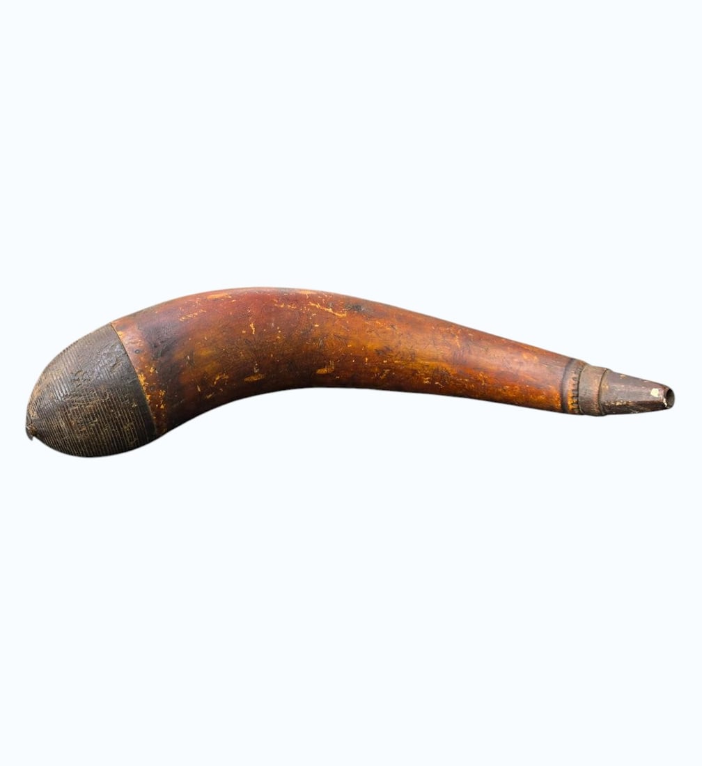 Antique American Engraved Scrimshawed Powder Horn Possibly 18th C: Antique Carved American Engraved Scrimshawed Powder Horn Possibly 18th C. As Found, Need To Be Cleaned. There are engraved Bird Figures Initials And Other Designs. Measures 14.5" X 2.5" X 2.5". Items 