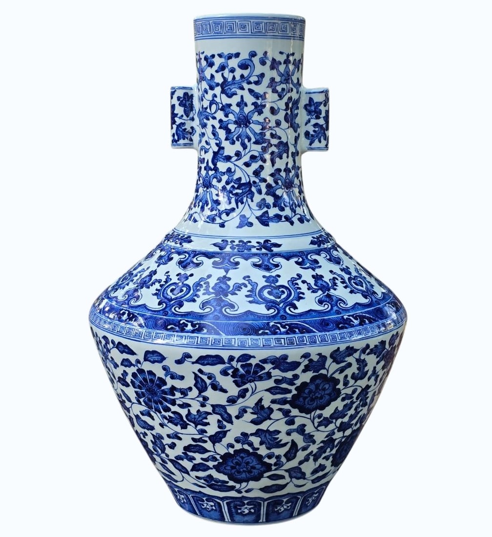 A Fine Chinese Blue And White Arrow Vase With Seal Mark (1 of 20)