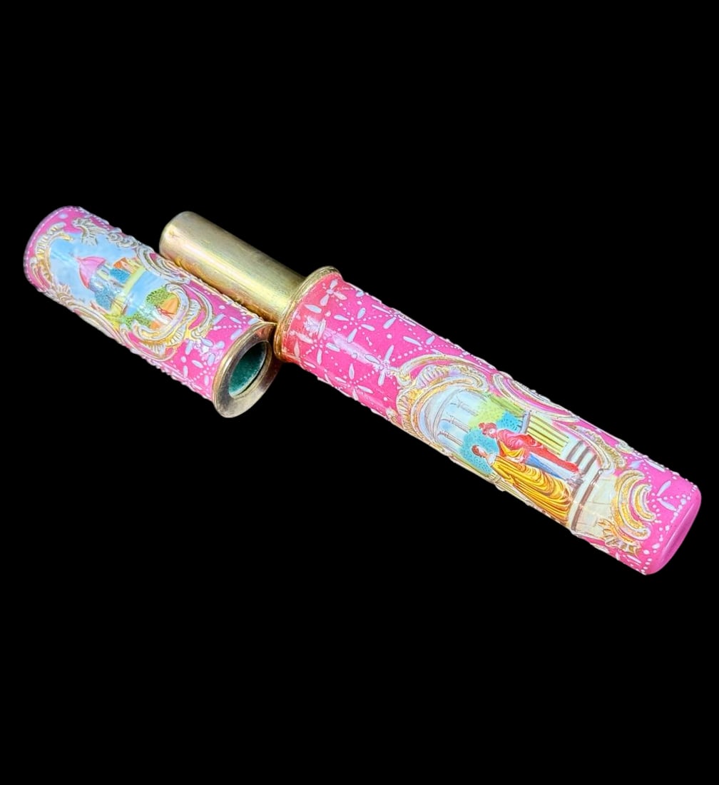 Rare antique 18th-century English (circa 1750) etui or bodkin case, pink enamel over copper: Rare antique 18th-century English (circa 1750) etui or bodkin case, made of enamel over copper by manufacturers in Bilston or Battersea. The cylindrical case features pink enamel with delicate white d