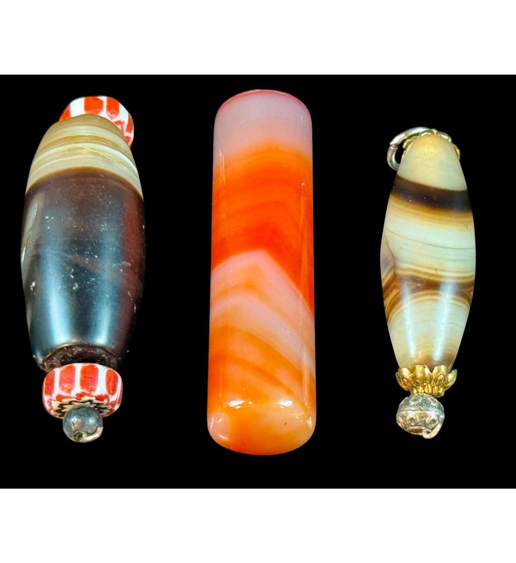 Three pieces Chinese antique banded agate pendants and one carnelian agate seal: Three pieces Chinese antique banded agate pendants and one carnelian agate seal. Seal measures 2.5” and two banded agate pendants 2” length each. Excellent condition. PLEASE NOTE THIS ESTA