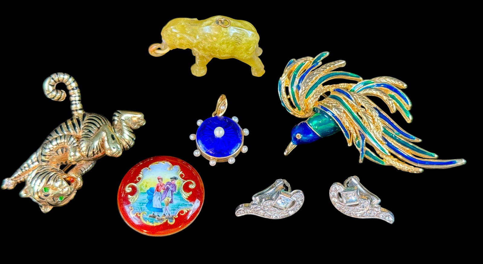 A grouping of 7 pieces of vintage costume jewelry (1 of 11)
