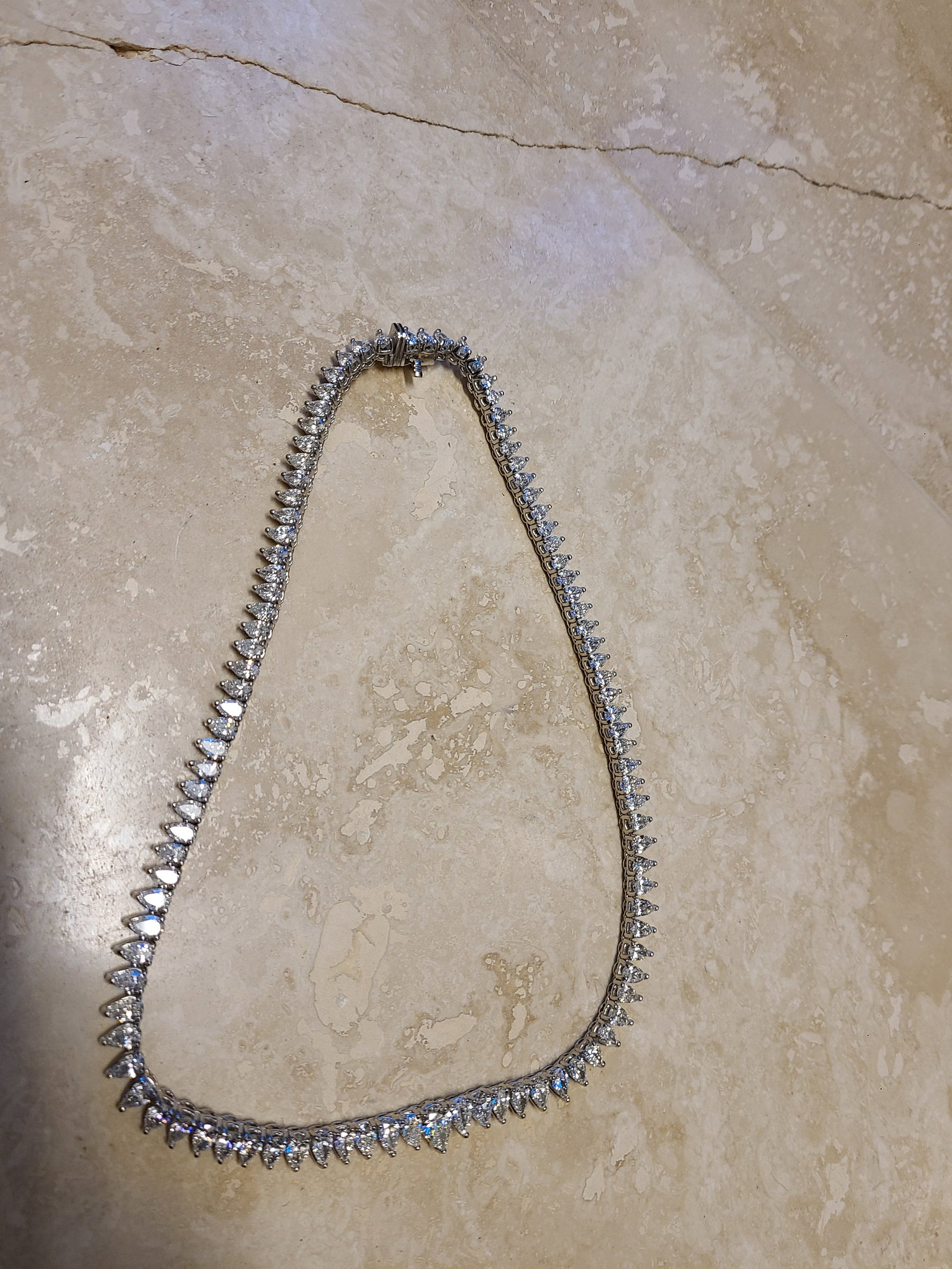 SPECTACULAR DIAMOND NECKLACE.  (1 of 11)