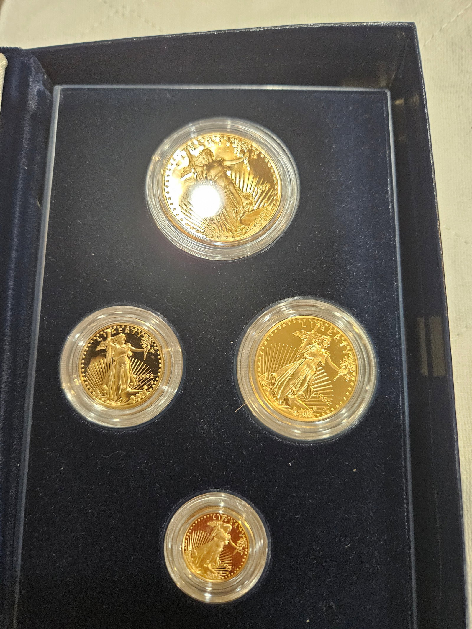 1992 GOLD BULLION PROOF SET: 1992 GOLD BULLION PROOF SET PR 70 DEEP CAMEO ORIGINAL DROP DATE 5.7.92 ONLY 24,142 IN EXISTENCE. THIS SET HAS GREAT HISTORICAL VALUE AS IT WAS THE FIRST YEAR THAT THE US MINT SWITCHED FROM ROMAN NUMER