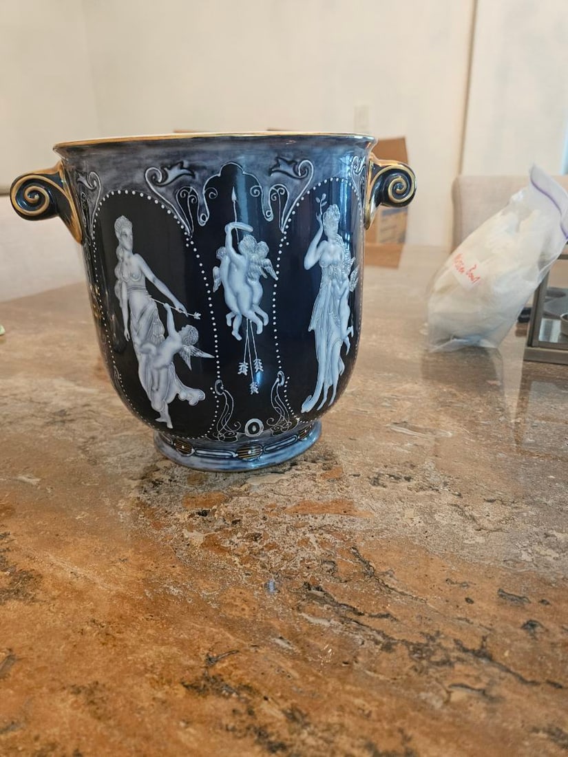 EUROPEAN REVIVAL CENTERPIECE URN BY WONG LEE INTERNATIONAL: EUROPEAN REVIVAL CENTERPIECE URN BY WONG LEE INTERNATIONAL