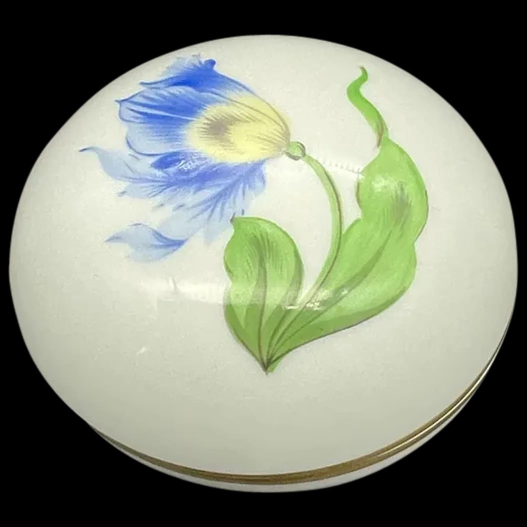 Trinket Box: Herend Round Ring Box in Tulip Pattern with Gold Trim hand signed 6033/UY. Trimmed in gold, Hand Signed Herend Hungary 6033/UY. The mark indicates that it was made between 1960 - 1970. I does show war