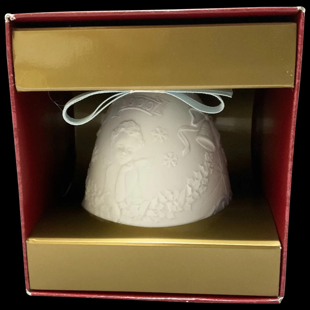 Christmas Bell: Lladro Company, De Navidad 2000 Christmas Bell presents with a Sweet embossed Cherub surrounded by Snow Flakes, Bells and Holly Leaves. Still in the original packaging.