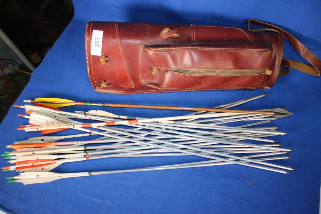 Vintage Leather Quiver with aprox. 24 Arrows: Archery