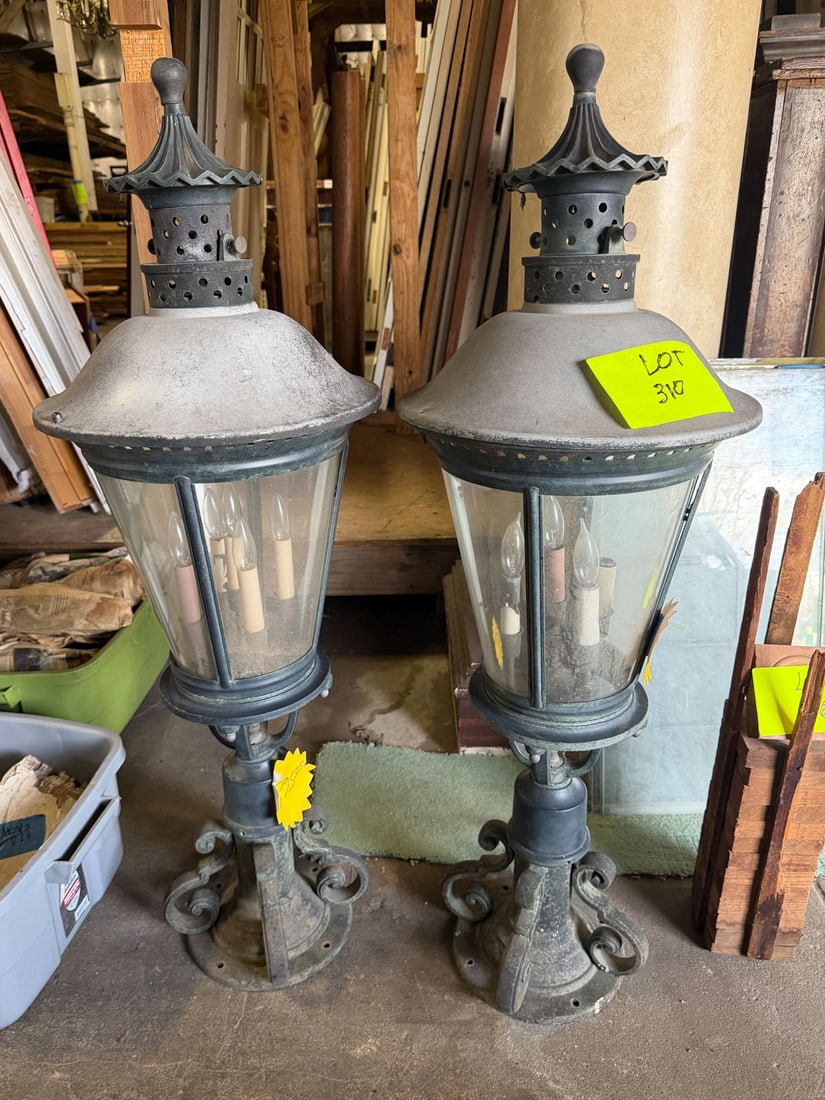 Pair of vintage 5-light lamp post light fixtures with curved glass (1 of 4)