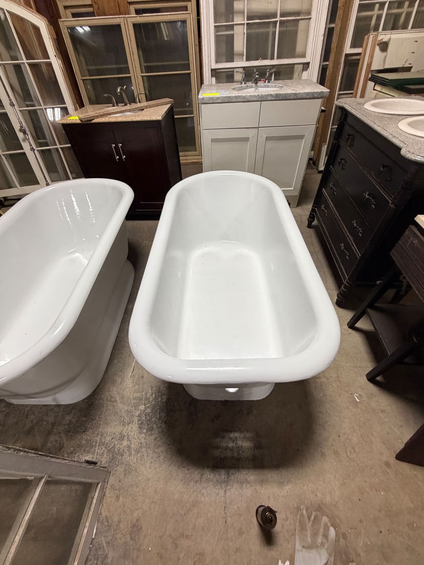 Reclaimed vintage professionally refinished 5' cast iron pedestal bathtub: Reclaimed, vintage, professionally refinished 5' cast iron pedestal bathtub.Measurements: 41" x 5'