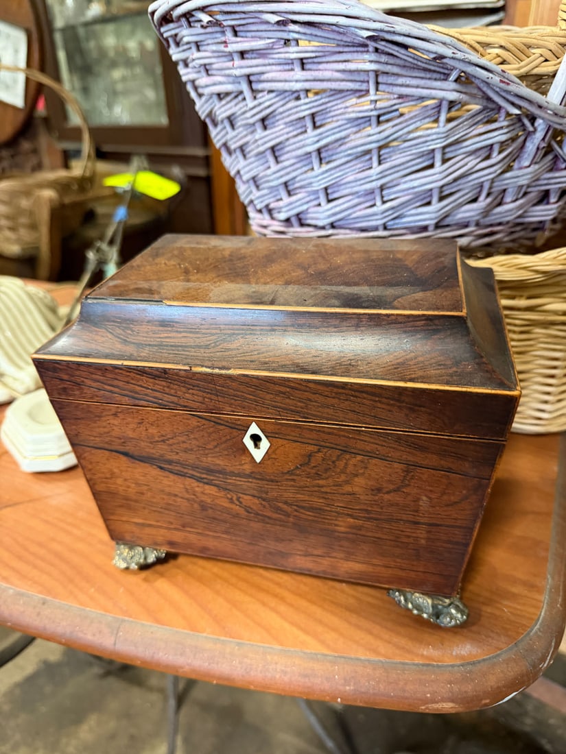 Vintage Tea Caddy with feet (1 of 10)