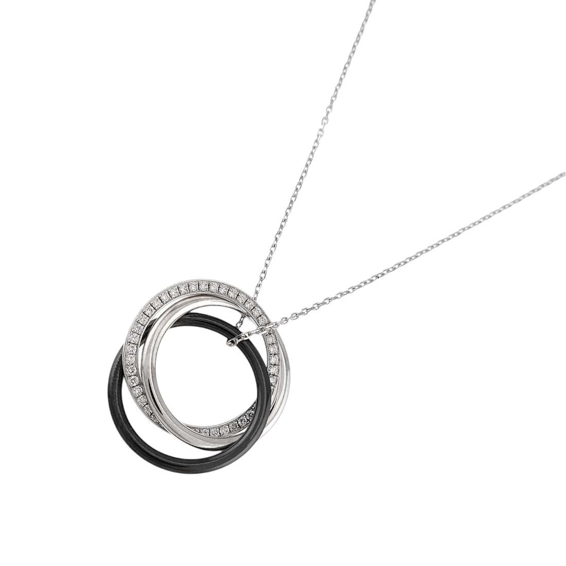 Cartier Trinity: CartierModel : TrinityMaterial : Or blanc 18 carats - 5,8 g, diamant, céramique noireSize : 45 cm (ajustable -3 cm), motif 22,4 x 19 mmCondition : ExcellentIncluded : Necklace