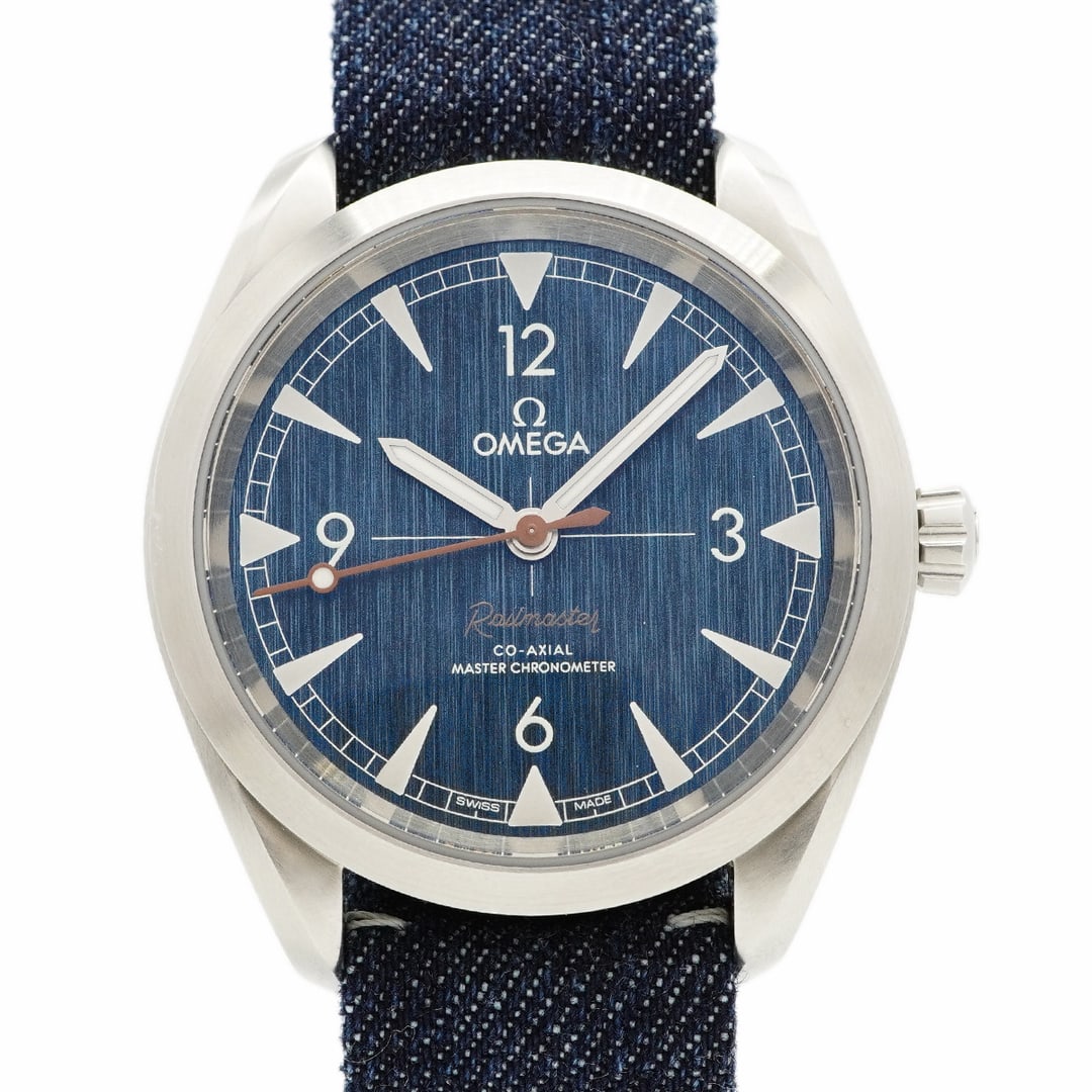 Omega Railmaster: Brand : OmegaModel : Seamaster RailmasterReference : 220.12.40.20.03.001Diameter : 40,3 mmMaterial : Bracelet cuir/denim — cadran bleuMovement : AutomaticCondition : Very good conditionIncluded : Wa