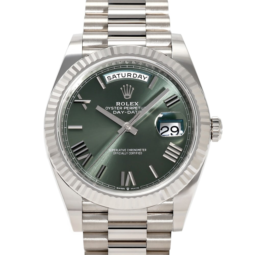 Rolex Day-Date Réf. 228239 40mm — 2025: RolexModel : Day-DateReference : 228239Diameter : 40mmDial : GreenBracelet : PresidentBezel : Cannelée OrCase : Grey GoldMovement : Automatic self-winding mechanicalCondition : Near NewEra : 2025Incl