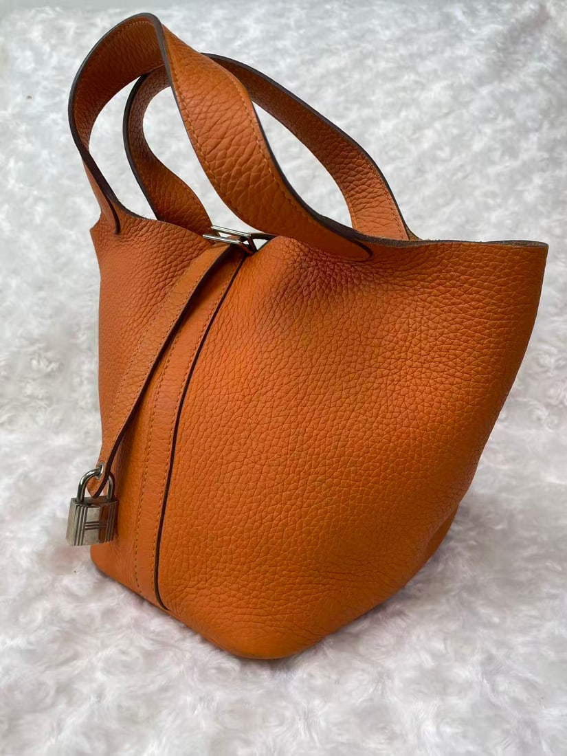 HERMES Picotin18 LOCK BAG: Item Name:Hermes Picotin18 Lock Bag Brand:HERMESModel No.: R 2014YRSizs:13cm*18cm*18cmColor: Feu 9JMaterial:ClemenceStrap drop length: 30cmAccessories:Lock1103Condition C ;Heavy Use