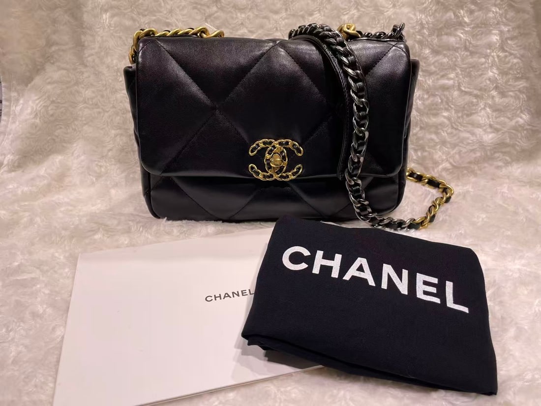 CHANEL 19 Shiny Lambskin Gold Tone Handbag: Item Name:Chanel 19 Shiny Lambskin Gold Tone HandbagBrand:CHANELModel No.:A37L4555 with NFCSizs:26cm*16cm*9cmColor:Shiny BlackMaterial:LambskinAccessories: Dust BagCondition A ;Perfect condition; has