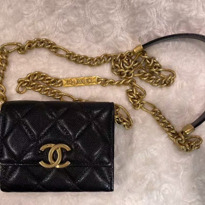 CHANEL 21K Bracelet On Chain Flap Bag Quilted Caviar Mini Crossbody Bag: Item Name:Chanel 21K Bracelet On Chain Flap Bag Quilted Caviar Mini Crossbody BagBrand: CHANELModel No.:31576045Size:10.5cm*9cm*1.5cmColor:BlackMaterial:LambskinAccessories:N/ACondition A;Perfect cond